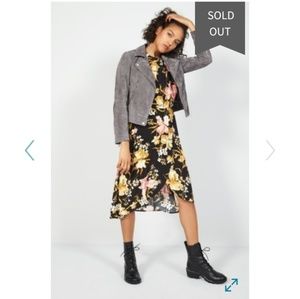 Cold Shoulder Midi Dress

Nwt